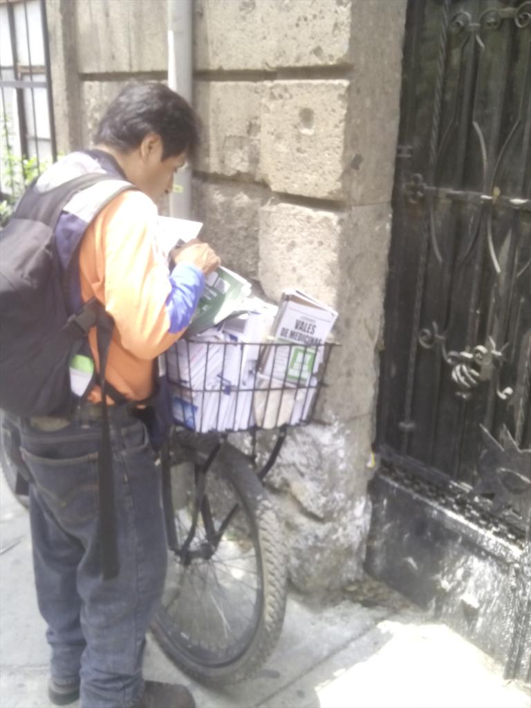 GusDiaz100's tweet photo. Tomada el 10 de abril repartidor de el partido verde @INEMexico @LegisMorena @AristeguiOnline http://t.co/cnoLdbKFtl