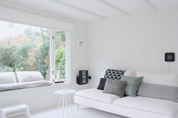 We love the simplicity and spaciousness of this bright Scandinavian-inspired interior. bit.ly/1myr8Qq