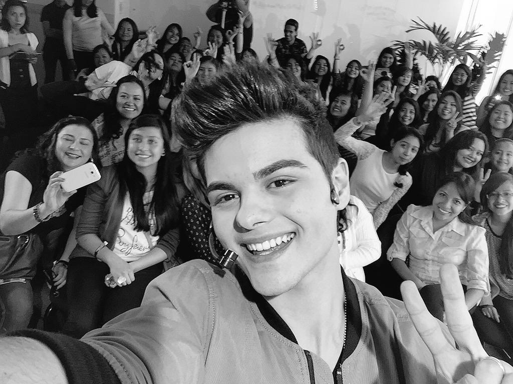 AbrahamMateo's tweet photo. Con las más guapas de MEXICO!! #AbrahamMateoEn15a20 las amo! http://t.co/rRSGVEytlt