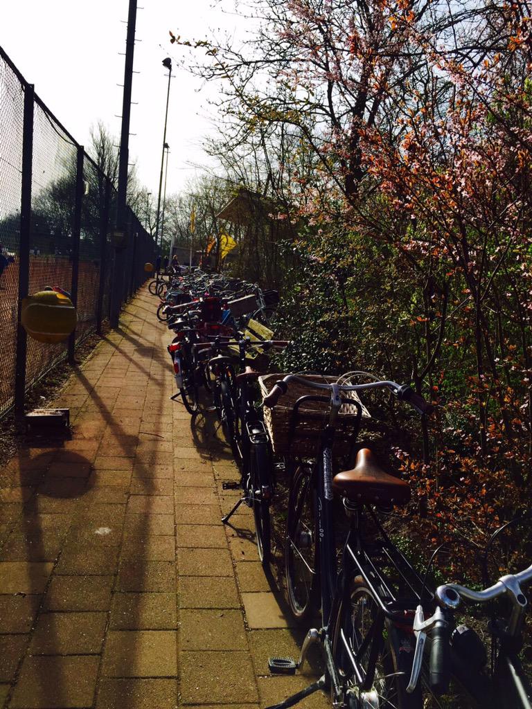 DeDriePosten's tweet photo. Het was een geslaagde opendag. Veel bezoekers de fietsen stonden zelfs buiten het hek.#bolsward http://t.co/VV2Gj4xEH8