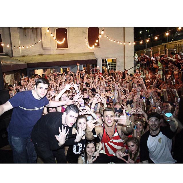 TheJaySee's tweet photo. Best crowd I've ever partied with...#RowWeek2015 was a success with Sigma Pi! Thank you Fayetteville ๐ #uhyuhhh http://t.co/yrjAM75TB6