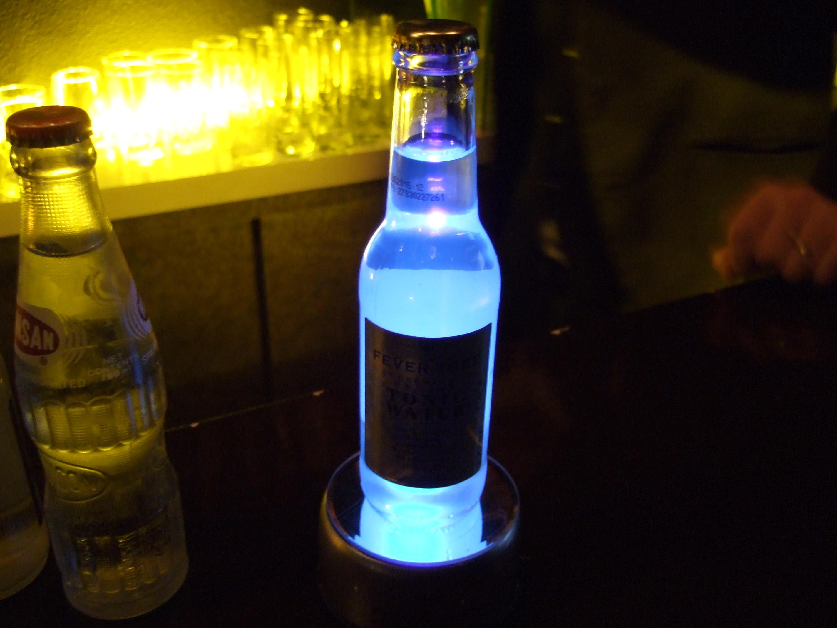酒と珈琲の日々 Bar Hushにて 体にいいのか悪いのかよく分からないキナ抽出物 フィーバーツリーのトニックウォーターは キニーネが含まれている為 ブラックライトをあてると発光します フィーバーツリーとはキナの木の意 Http T Co Gmvxiqvg95