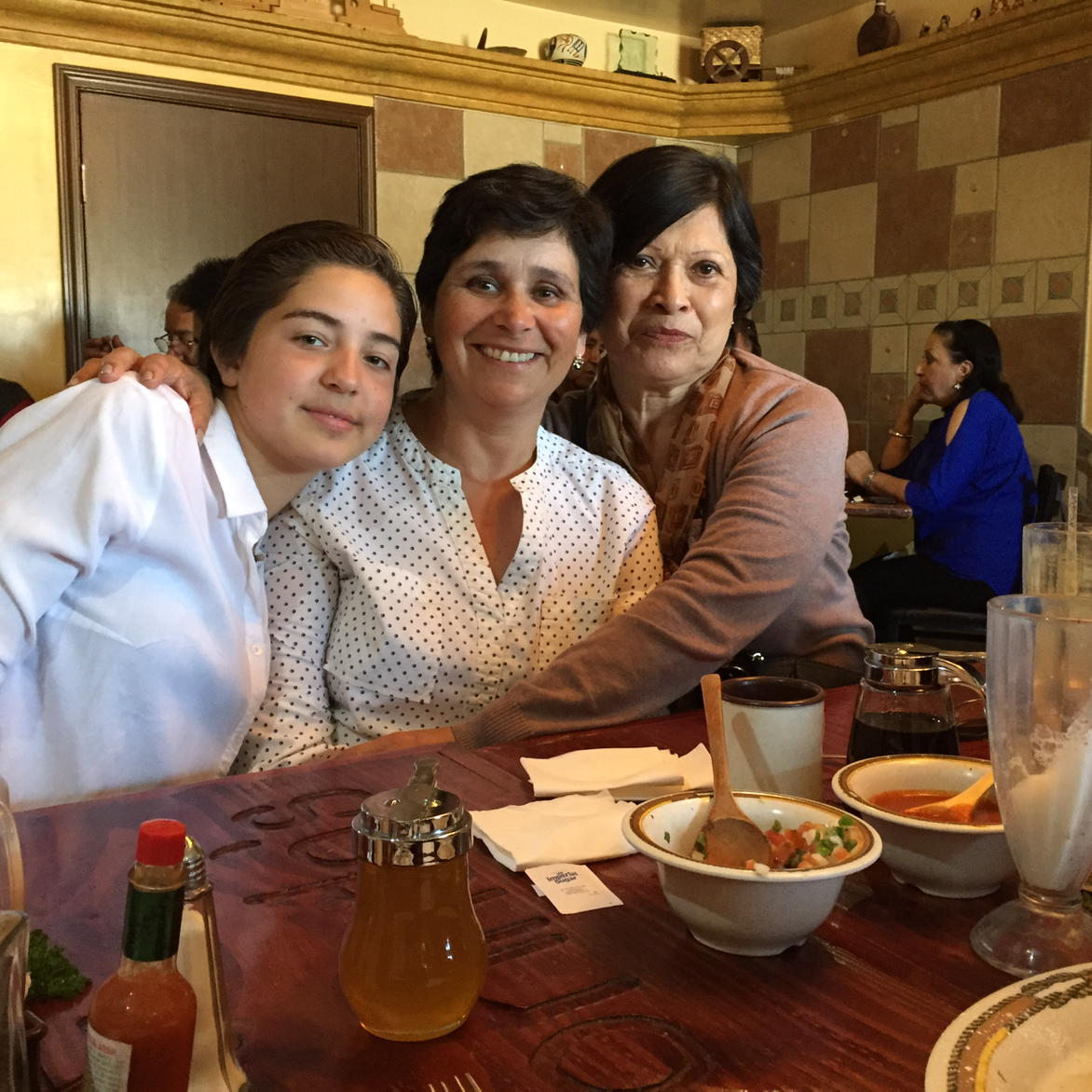 43Monraz's tweet image. Aquí con mi mami y mi hija 😍😉