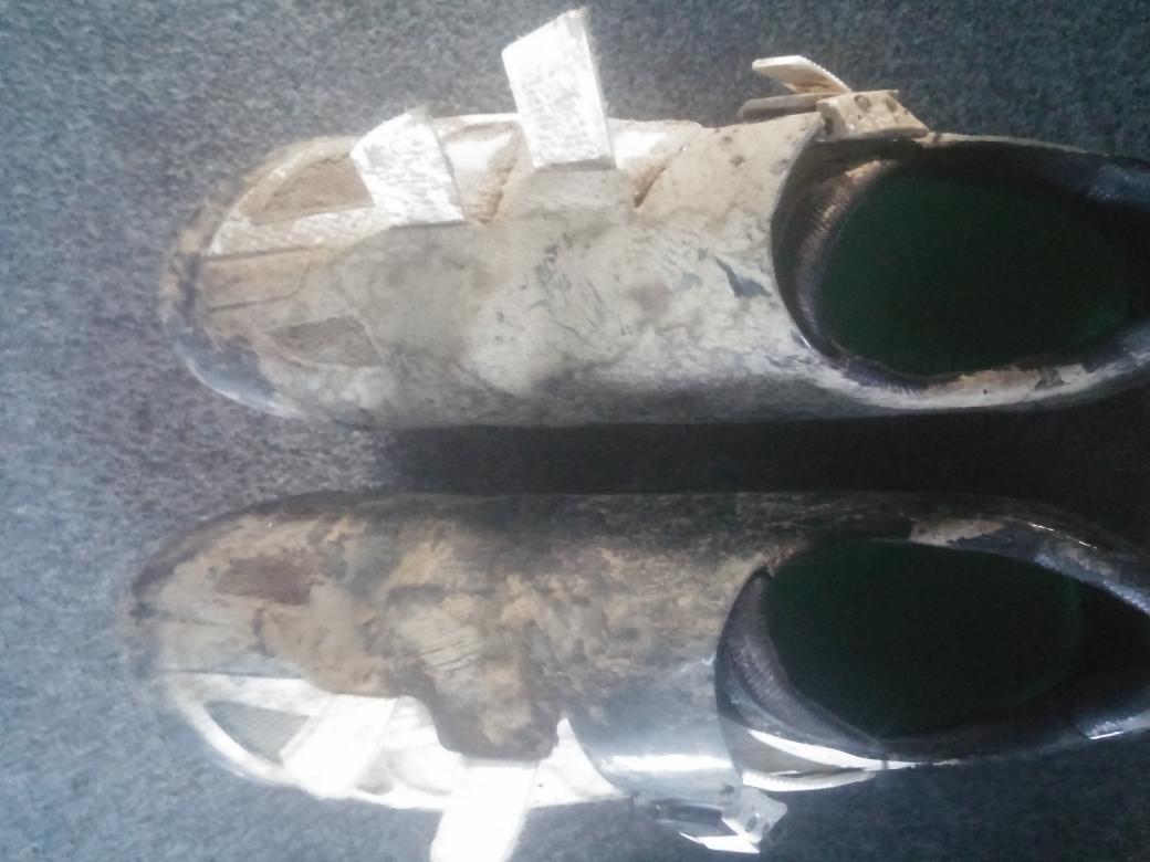 Ecco le scarpe dopo 260 km... E stata veramente dura..
#Ilikeparisroubaix