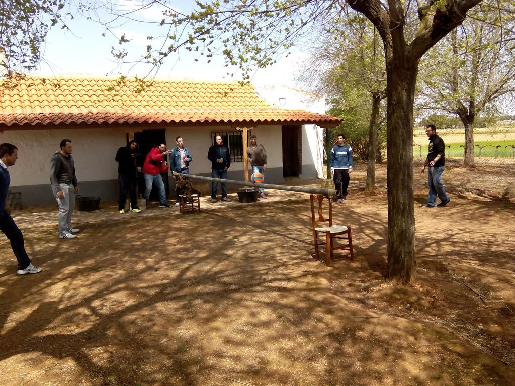 sebasjial's tweet photo. @Cotillas_89 @JoaqunJS @DiFlamer @jmmlunaborja @BillyPerona @mnlvv JUNTOS l balon marca la linea dl bueno o l prfecto http://t.co/EmSpeETo8O