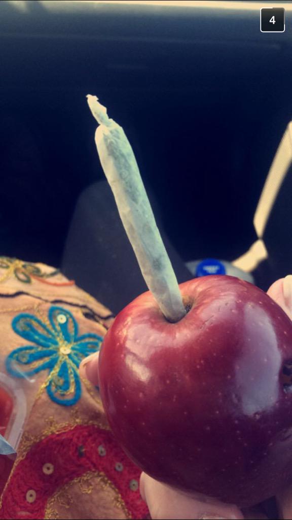StonerTipsDaily's tweet photo. i always eat the apple after #🍎 http://t.co/DjpYWioA38