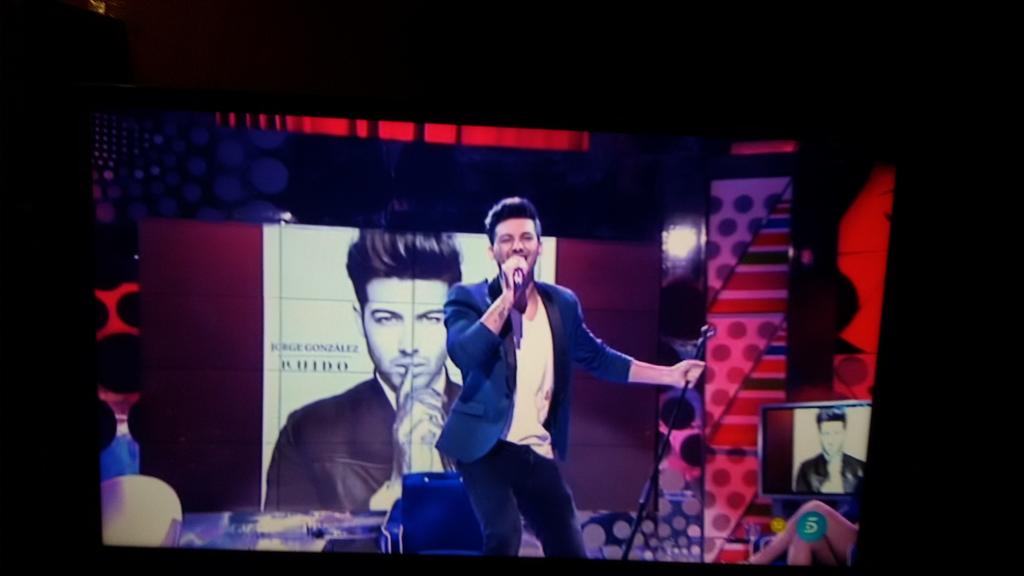 FanDeJorgeG's tweet photo. Viendo de nuevo la maravillosa actuación de mi artista @JorgegLaVoz en #SalvameDeluxe !!! #JorgeGonzalezRUIDO http://t.co/YJYwSHeCvA