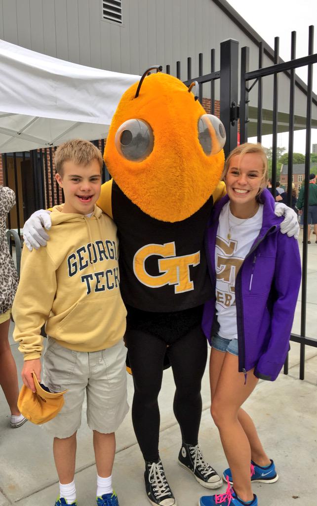 cathemingway12's tweet photo. It's always a good day when you see buzz at the game 🐝 http://t.co/PmudHJ2e20