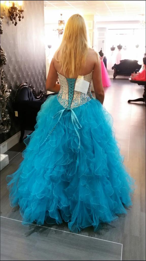 larryxhappily's tweet photo. Guys this is my prom dress http://t.co/x5wLE6AKsS