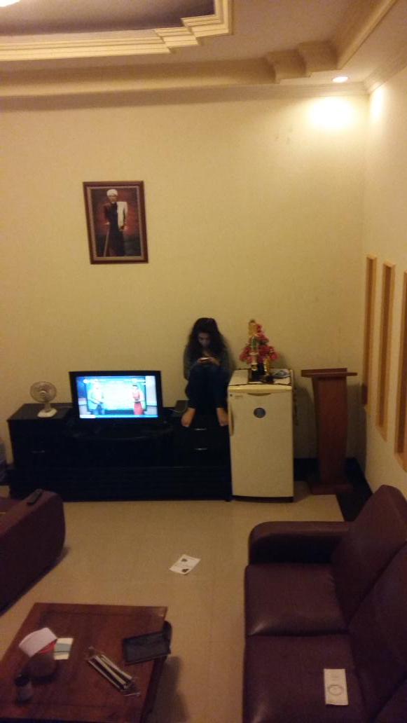 Terpikir hantu..ternyata hanya seorang <a href="/zeniearizka/">jenia</a> yg sedang bermain hp disudut itu..