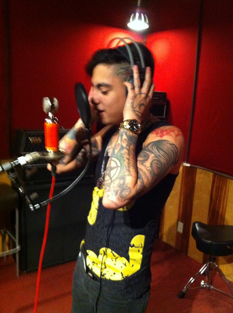 BulevardRecords's tweet photo. @nikoarrieta @BulevardRecord @ExpresaRadio @RayoVargas http://t.co/TxAVPGA7SH