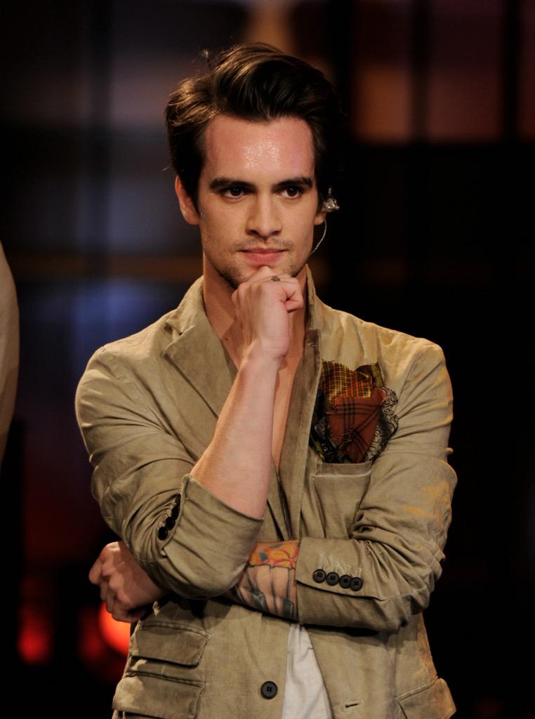 skullgirl123jb's tweet photo. HAPPY BIRTHDAY BRENDON URIE ❤️❤️❤️❤️❤️ http://t.co/ZTTVKxwwqd