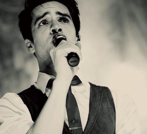 skullgirl123jb's tweet photo. HAPPY BIRTHDAY BRENDON URIE ❤️❤️❤️❤️❤️ http://t.co/ZTTVKxwwqd