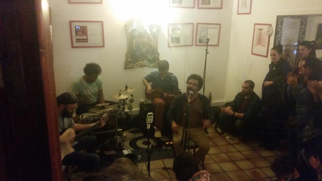 rodribocanegra's tweet photo. Y para terminar el fin de semana, en el Punt i Coma en directo, fanstatica actuación.@PuntiComa_ http://t.co/sGgfTzwiTo