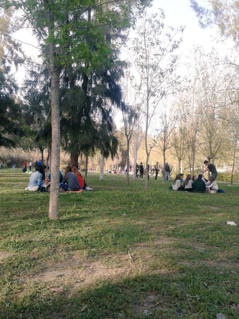 30Beki's tweet photo. Bona vesprada amb bons amics ♡ #sanvi #culo #paseo y #merienda @ViseCastellano @SaraGuallart http://t.co/yJL6Cd4Xmn