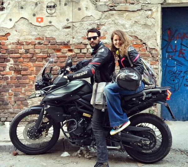 burcubiricikfc's tweet photo. bayiliyorum sizin iliskinize, harikasiniz 😍 @burcu_biricik @Skunkkie #EmBur http://t.co/FG3v70jqj6