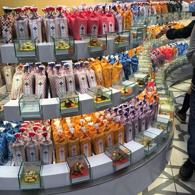 SizzleMel's tweet image. Rice crackers, as far as the eye can see! #fancypackaging #fancyricecrackers #JapanTrip2015 #TokyoStation