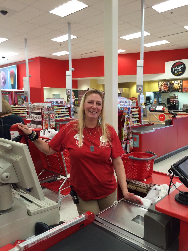 kharp84's tweet image. 3 red cards and 5 guests signed up for cartwheel today!!! Dee is helping our guests #GetAppy @2RO4MU