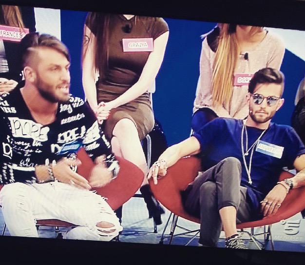 _uomini_e_donne's tweet image. Ha fatto bene secondo voi Valentinaa cacciarli? #uominiedonne #cacciati #dallaVale #Andrea #Mariano