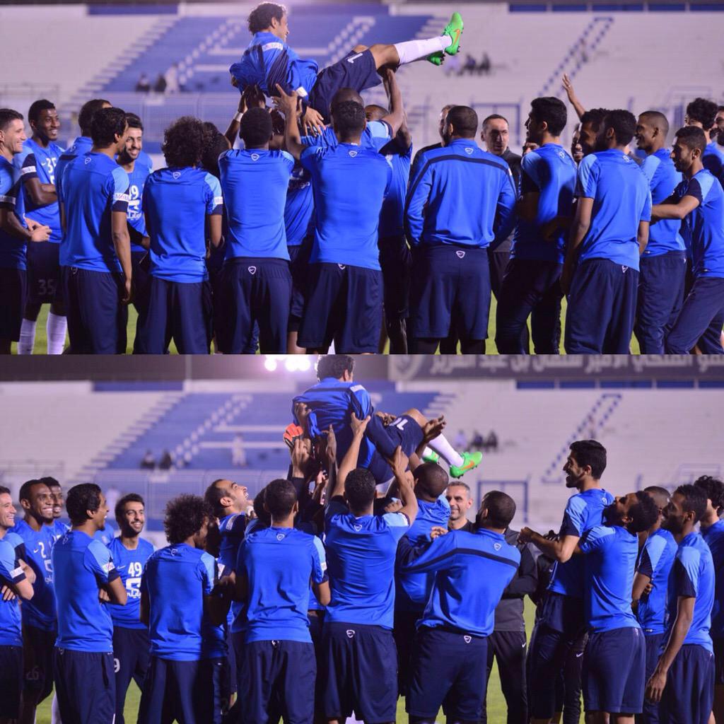 ANR__20's tweet photo. لاعبين الهلال يحتفلون بـ محمد الشلهوب بمناسبة المولوده "البندري" 😍💙 - في تدريبات الفريق مساء اليوم 

@hilalstuff http://t.co/LQyOYgYpew