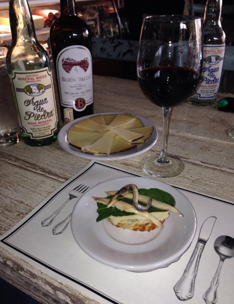 DeliDeliXalapa's tweet photo. Domingo en @DeliDeliXalapa tapa de boquerón con queso parmesano acompañada de un buen vino tinto #baronbalche http://t.co/WC1dVx1Ano