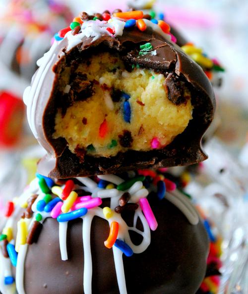 tbhimhungry's tweet photo. Chocolate covered cake pop http://t.co/x5ffIQb9wH