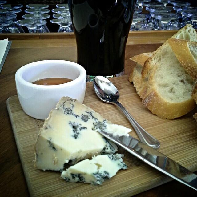 Blue cheese w/aroma of Hershey Choc Factory? <a href="/Arethusa_Farm/">Arethusa Farm</a> Blue from <a href="/TriaPhilly/">Tria</a> is just that. #drexelfoodwriters