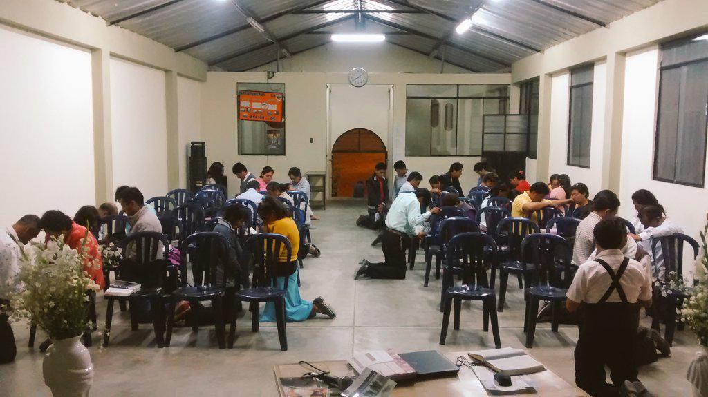 JosCorralesPare's tweet photo. En la #EscuelaMisionera #Pachacutec oramos por nuestros amigos, queremos que ellos también conozcan a Jesús http://t.co/Y4JnUYvBXI