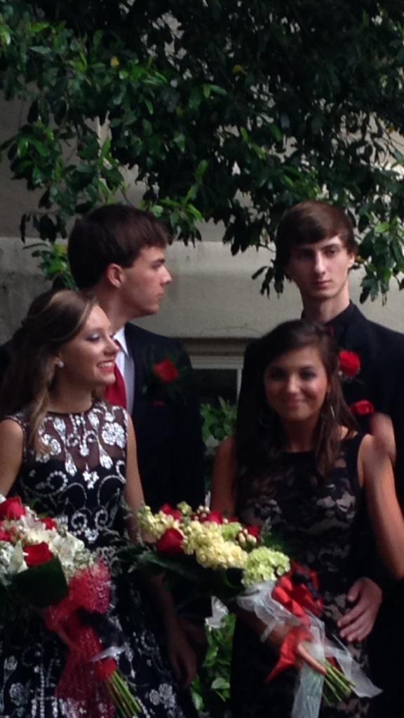 Dewitt2Anna's tweet photo. When a fight bout to go down in the background @justinh1998 @maddie_grace_48 @miranda2422 http://t.co/N4Q60Pofyx