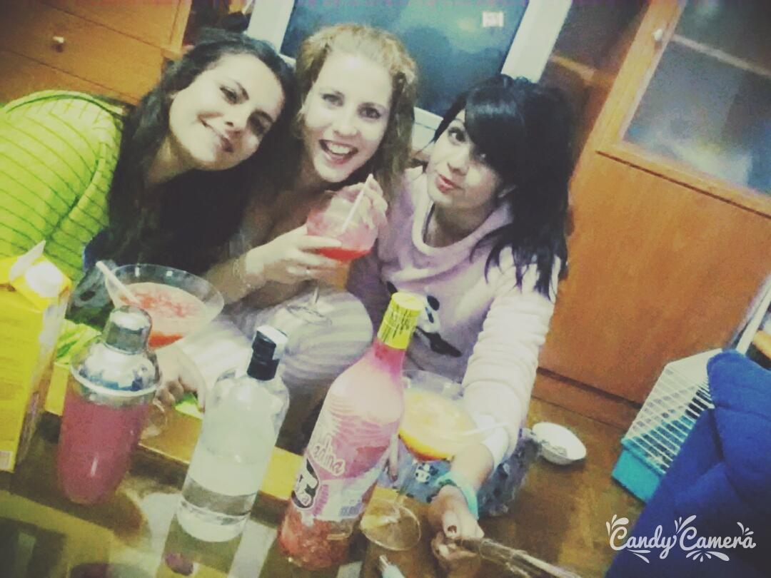 Lereleeee's tweet photo. Como echaba de menos estas noches #callelillo💜 @94_cristi @alba_maria_ #Gucci🐰 http://t.co/6Hyba2r7e5