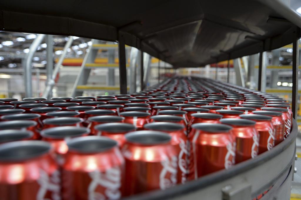expansioncom's tweet photo. La nueva estrategia de Coca-Cola... vender más refrescos http://t.co/h3vaMZ5DRe http://t.co/MCB1V7c892