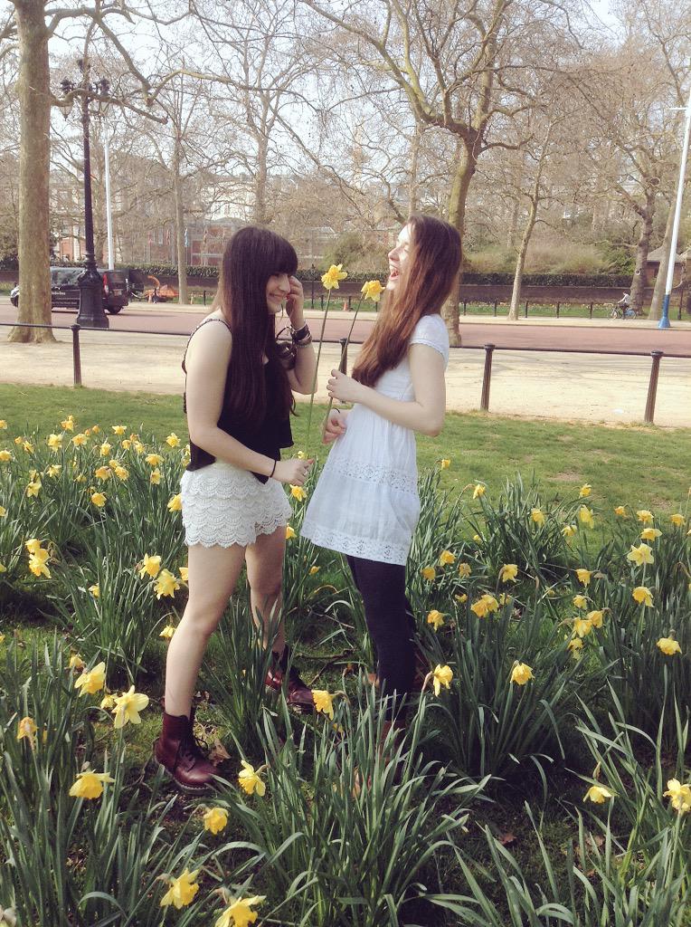ClaraMM13's tweet photo. Standing in daffodils pretending it's summer 🌼 http://t.co/RuYq5HVL0n
