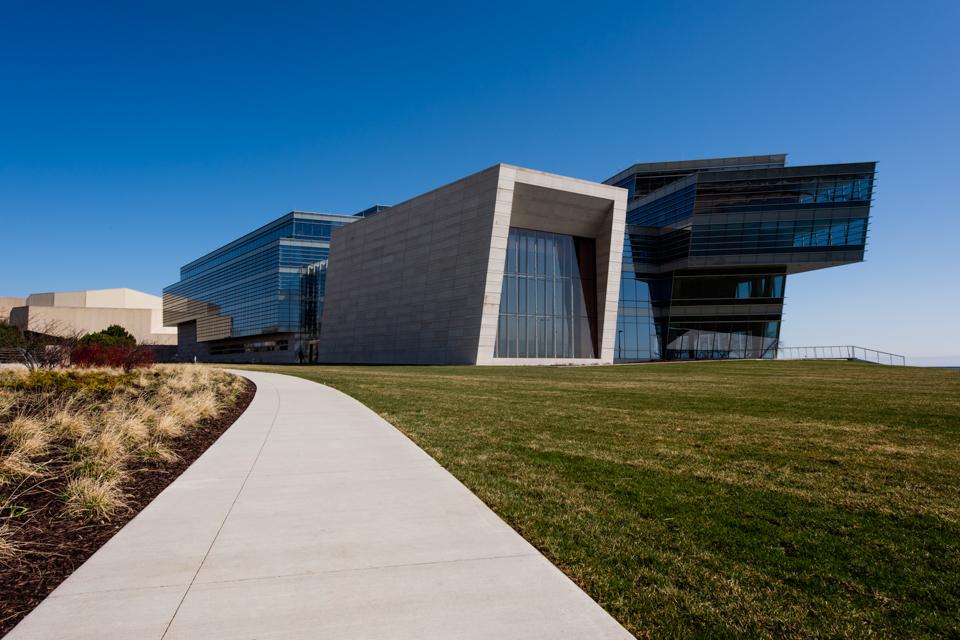 AngieMcMonigal's tweet photo. It was such a beautiful weekend in #Chciago to be along the lakefront #photographing stunning #architecture #goettsch http://t.co/U5qHTwJ0C0