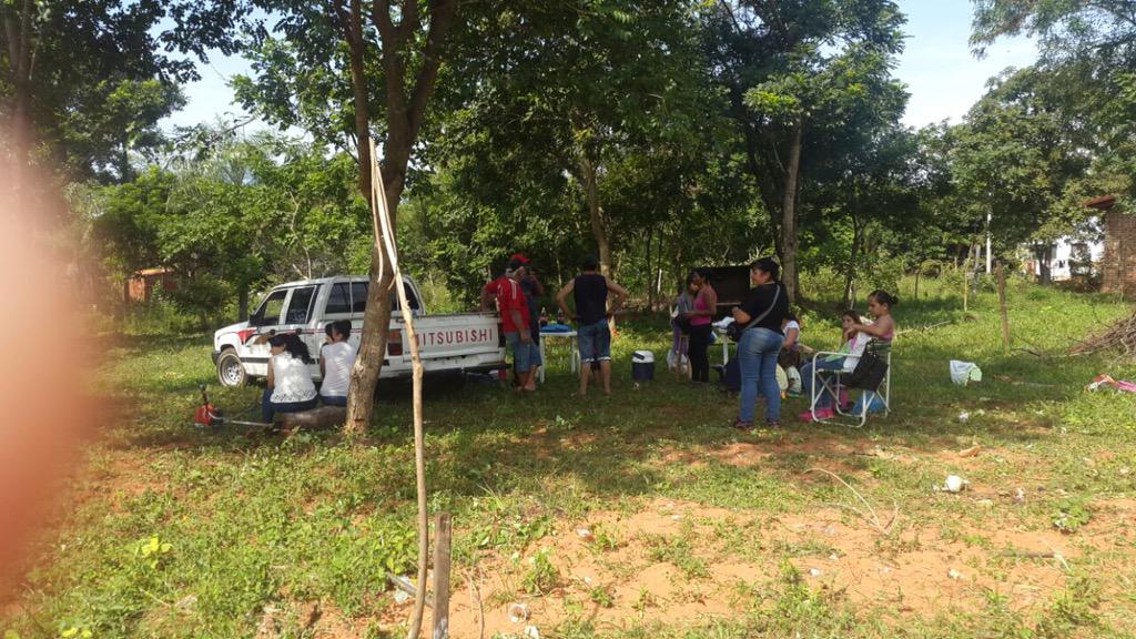 cespala's tweet photo. #SinTechos pero con #Camionetas. Así invadieron hoy 1 propiedad en Luque. @oscar_marandu @yolandapark1 @DoctorMime http://t.co/wak2ad51sk