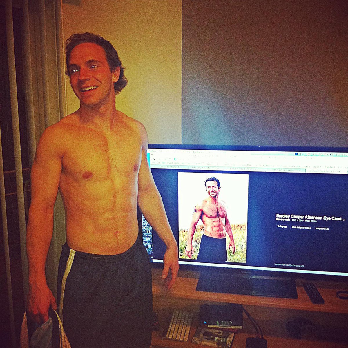 dweezy22's tweet photo. shoutout to @pchip12, the #BradleyCooper look alike and thanks for the follow haha! http://t.co/WVyox6ASc3