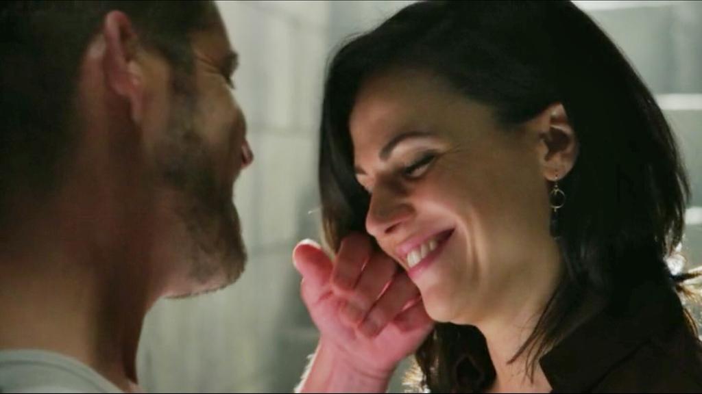 arrow_true's tweet image. OutlawQueen is Unbreakable  #RobinisBack #OnceUponATime "That elusive but satisfying smile"