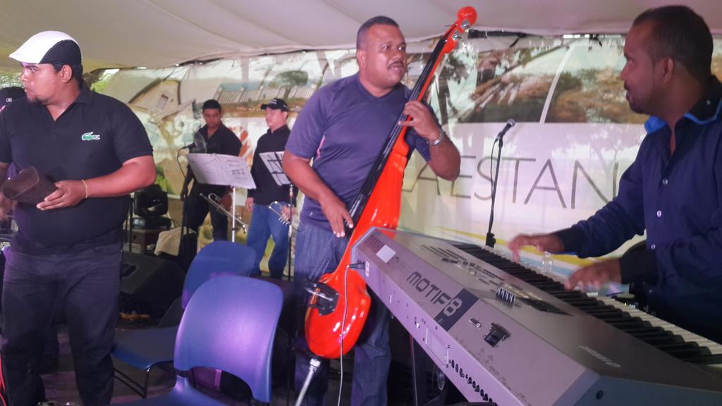 PDVSALaEstancia's tweet photo. El Grupo Kímbara enciende la fiesta caribeña en los jardines de #SedePGNA #CaribeCulturaySon #EsGratis http://t.co/Ygqi6XimOi