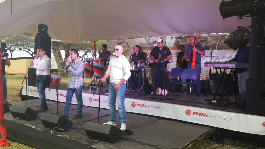 PDVSALaEstancia's tweet photo. El Grupo Kímbara enciende la fiesta caribeña en los jardines de #SedePGNA #CaribeCulturaySon #EsGratis http://t.co/Ygqi6XimOi