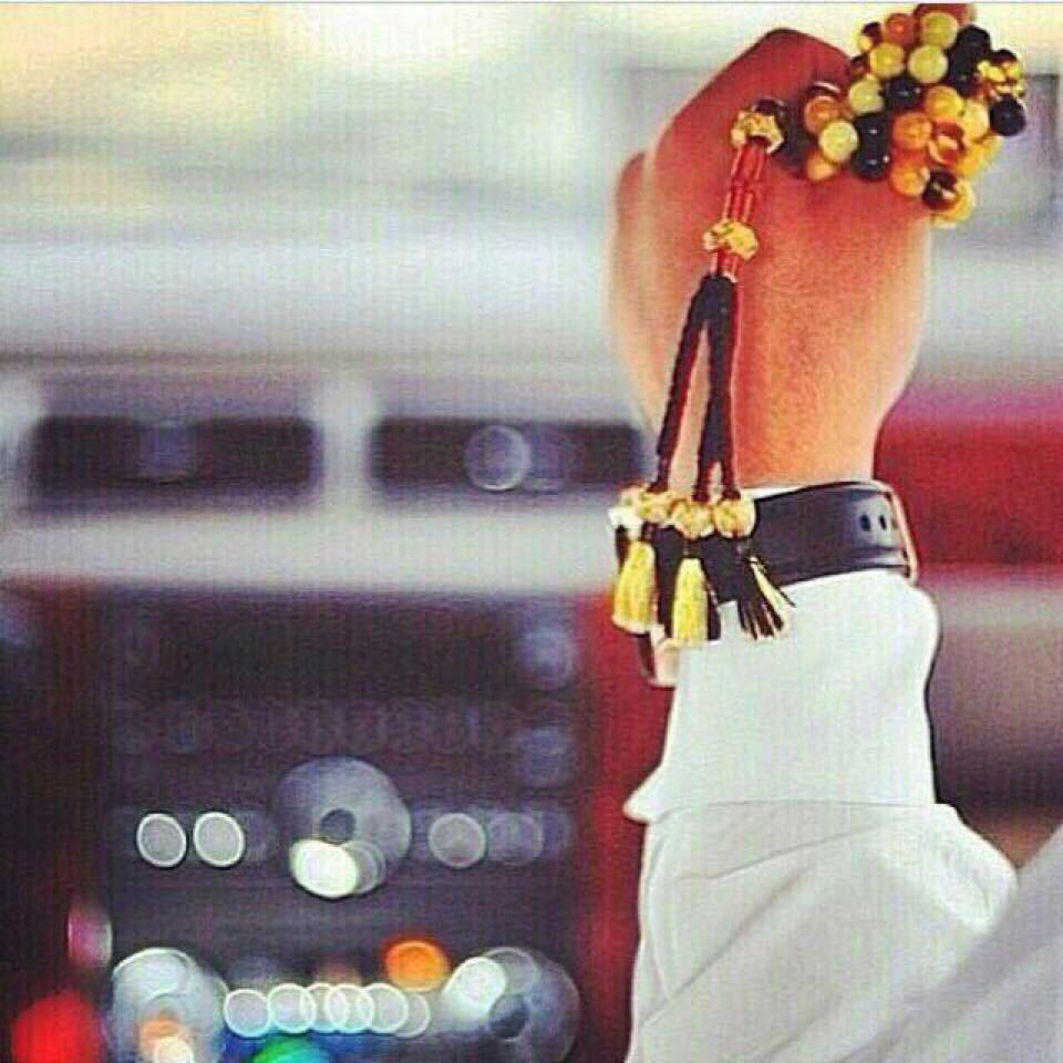 سولف مع العالم مثل ما يريدون 
واترك لهم على الهوامش مساحه

اثنين في هذا الزمن مايعيشون 
راع الضمير ومن يقول الصراحه