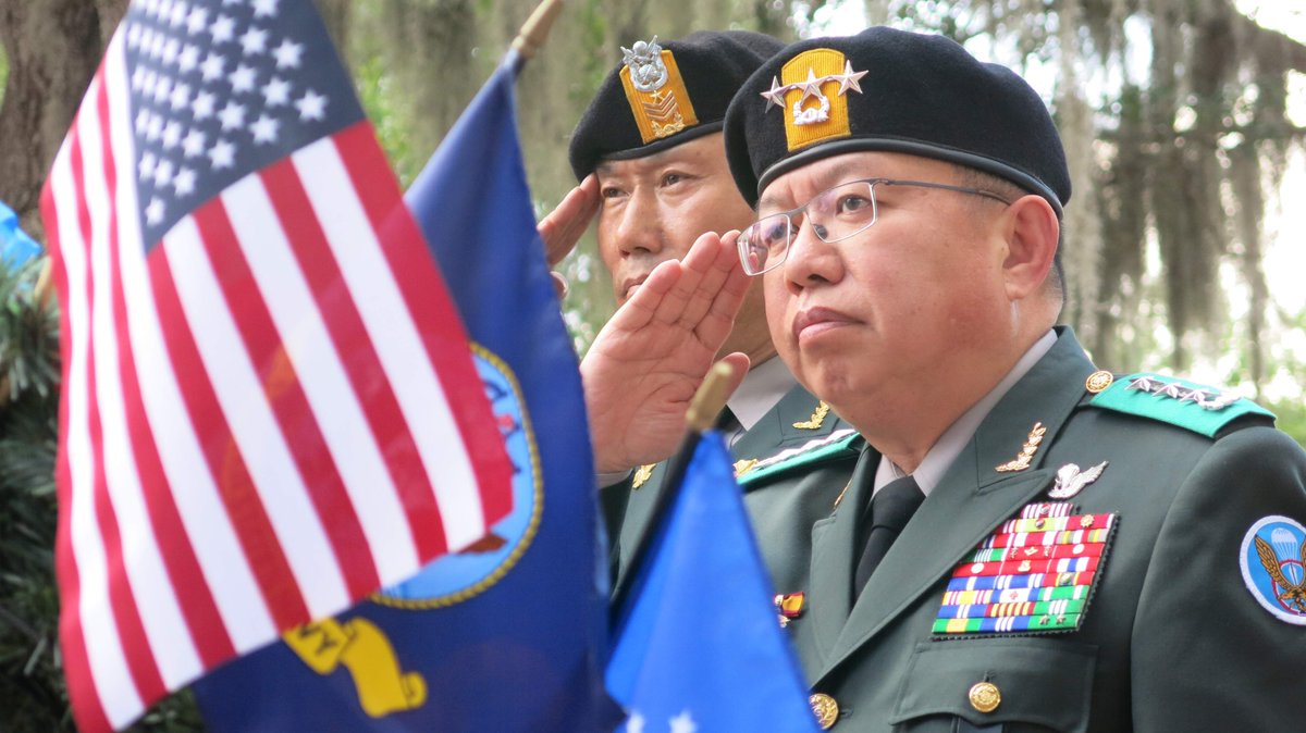 DeptVetAffairs's tweet photo. Korean #military leader says thanks to U.S. Korean War Veterans http://t.co/C9YVHQYIoP via @TBOcom http://t.co/XbGmE3rsjt