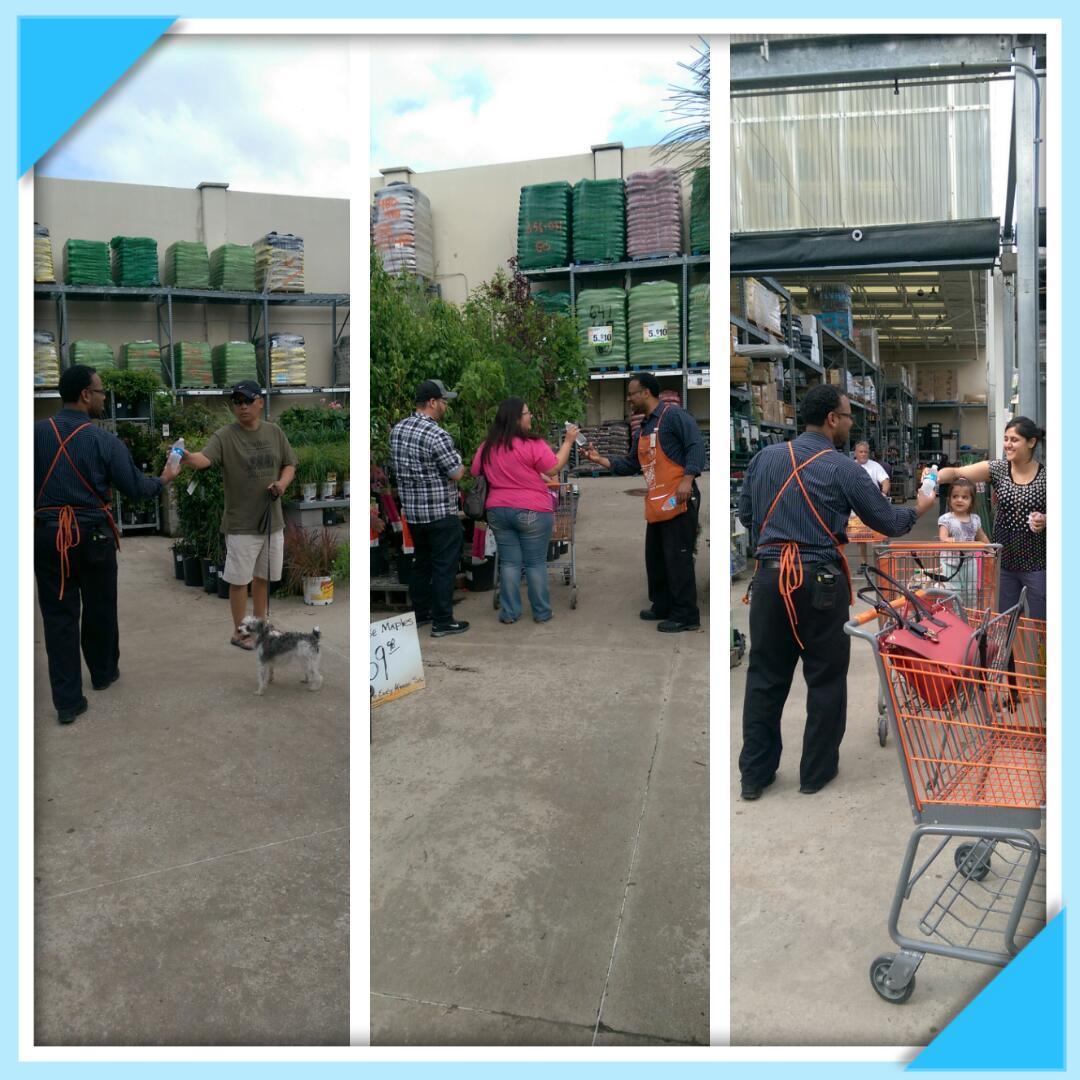 MrsAVega0587's tweet photo. Garden MOD handing out water for our customers! #WeKnowItsHot #QuenchYourThirst #NIrvingHD #SWSBF @kjl265 http://t.co/TM4iS0TEYW