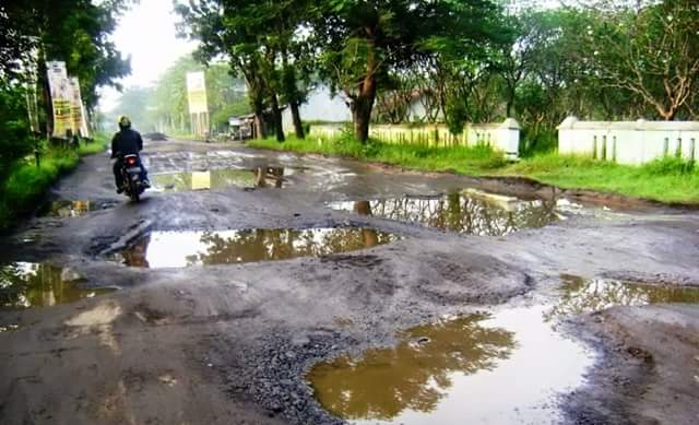 PanturaVanJava's tweet image. Jln.Raya Kecamatan Taman Kab.Pemalang, jln ini biasa dilewati angkutan umum, bus, truk dll @ganjarpranowo @junaedi_sh