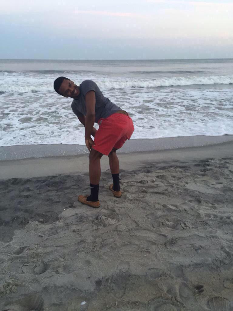 Matty50_'s tweet photo. "@MeninistTweet: How girls take pictures at the beach http://t.co/h3CIyhlVzE" @MBeasley24 @tipsytay12 @A_Pudge