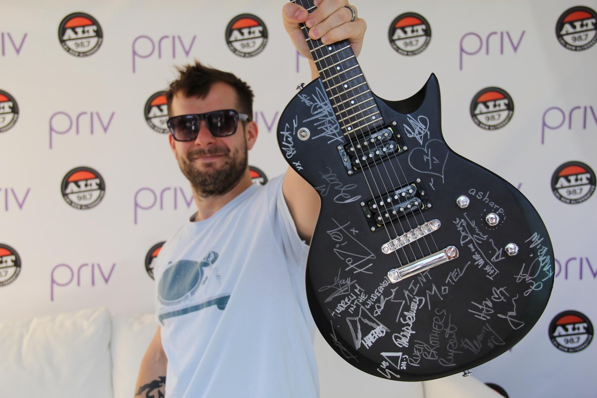 ALT987fm's tweet photo. The bands that stopped by our #DesertPoolParty signed this guitar. Win it ---> http://t.co/0ULN2EREln #Coachella http://t.co/vNqS9UyGPg