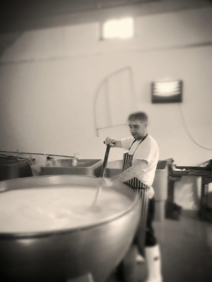 LionMatteo's tweet image. Birchover Blue cheese making