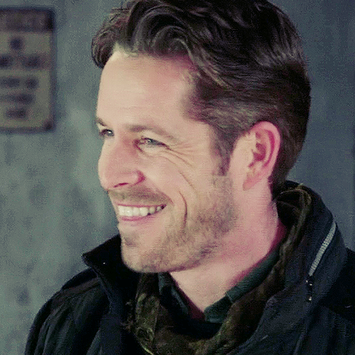 arrow_true's tweet image. honestly I'm so excited #RobinIsBack I might pass out. Help! @sean_m_maguire @OnceABC