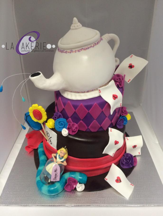 lacakerie's tweet photo. Un gâteau de shower des plus original! Un de nos thème préféré! #AliceInWonderland #cake #gâteau http://t.co/cq4kRvfEee