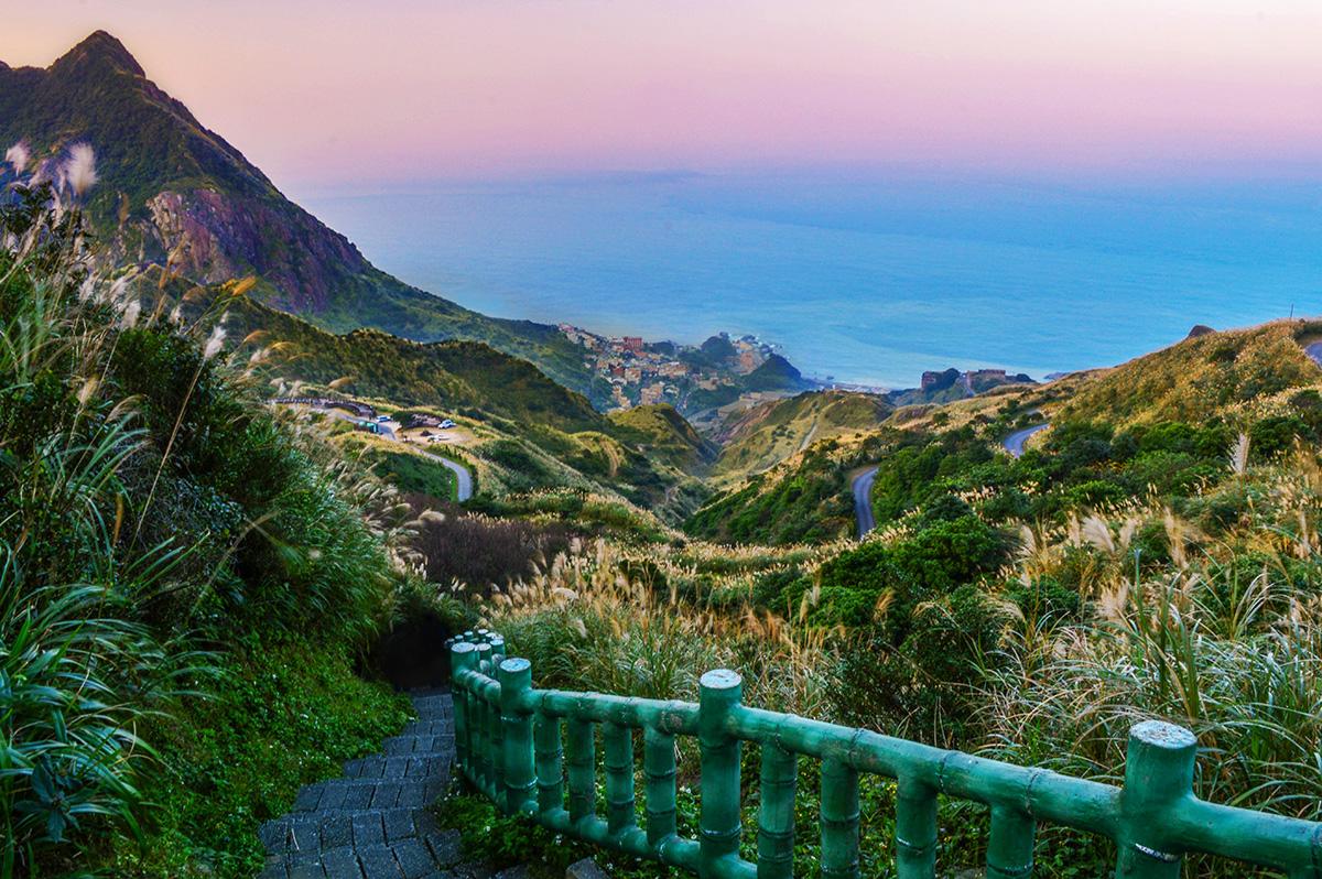 TaiwaneseAm_org's tweet photo. Great #Taiwan hikes! #TeapotMountain #Yangminshan #Sandiaoling #Yehliu http://t.co/TGC6surbpX http://t.co/lS5GuBjeER