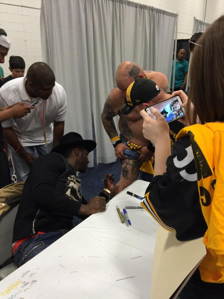 Kstrings83's tweet image. @AntonioBrown84 that was awesome he had you tattooed on his leg. #thinkhelikesthesteelers