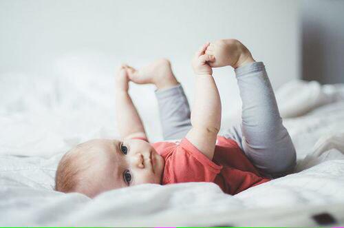 She's such a cute baby. I'm so lucky. She says "Look daddy I found my feet!" <a href="/Skittlcs_/">Jace</a>